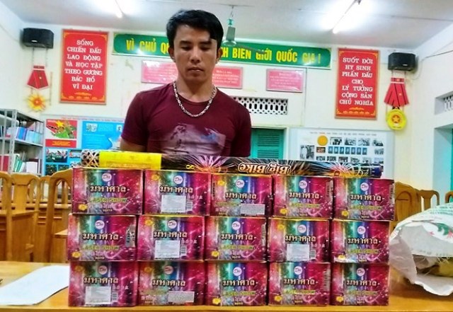 Quảng Bình: Gần 50 kg pháo "ẩn mình" trong xe đầu kéo chở hoa quả