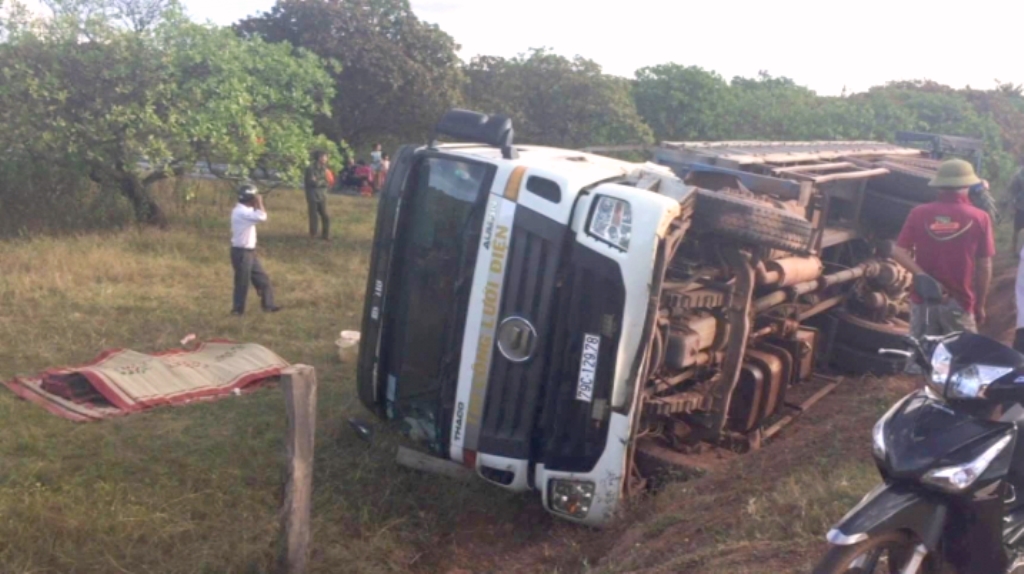Đăk Lăk: Xe cẩu chở trụ điện bị lật khiến 2 người tử vong