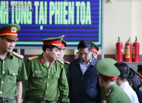Cận cảnh bị cáo Phan Văn Vĩnh, Nguyễn Thanh Hóa cùng 90 đồng phạm hầu tòa - Hình 5