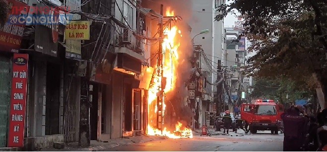 Hà Nội: Cháy lớn thiêu rụi một căn nhà tại ngõ Đặng Tiến Đông - Hình 1