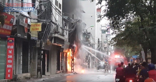 Hà Nội: Cháy lớn thiêu rụi một căn nhà tại ngõ Đặng Tiến Đông - Hình 2