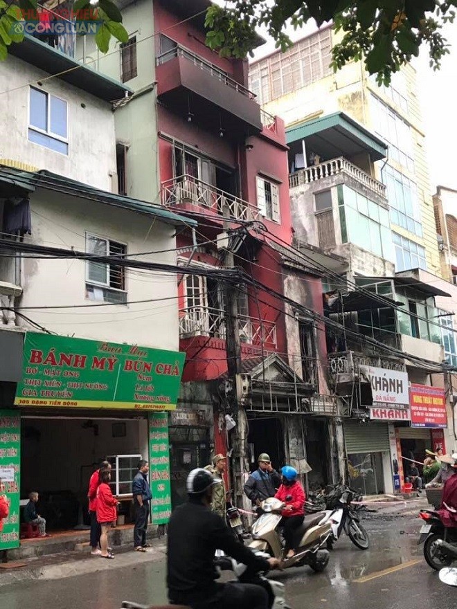 Hà Nội: Cháy lớn thiêu rụi một căn nhà tại ngõ Đặng Tiến Đông - Hình 4