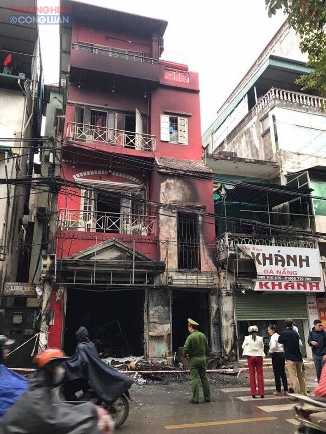 Hà Nội: Cháy lớn thiêu rụi một căn nhà tại ngõ Đặng Tiến Đông - Hình 5