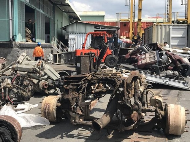 Hải quan TP. HCM phát hiện container nhập lậu chứa đầy phụ tùng, máy móc ô tô cũ, cắt rời