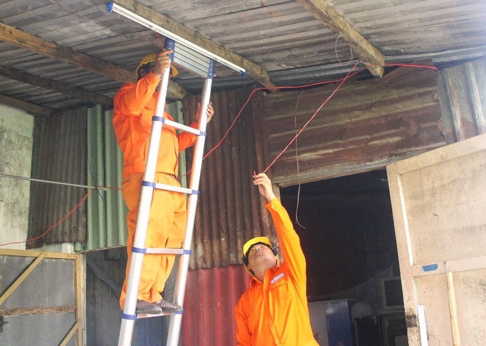 Điện lực Đà Nẵng: Hỗ trợ sửa chữa, lắp đặt mới hệ thống điện cho 25 hộ nghèo - Hình 1