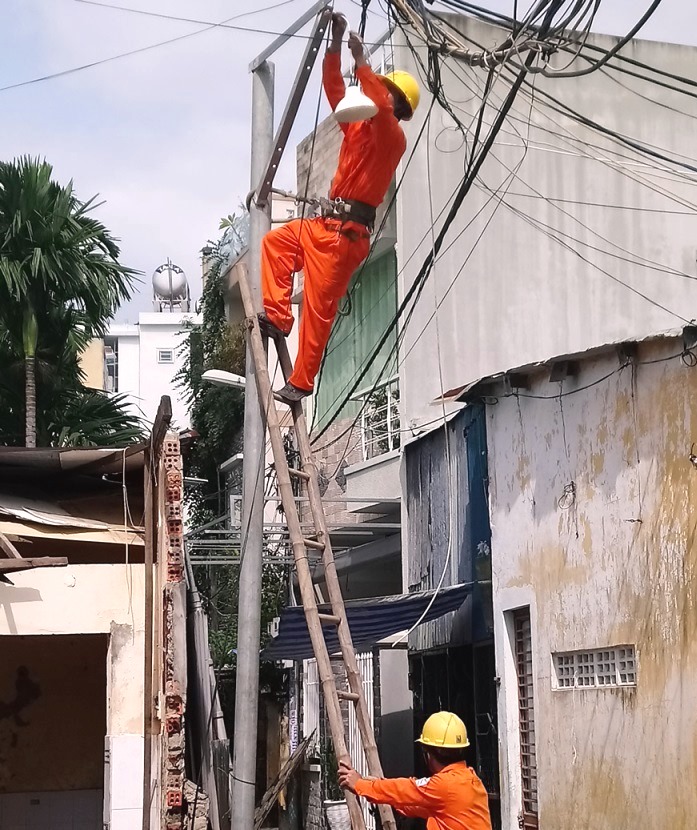 Điện lực Đà Nẵng: Hỗ trợ sửa chữa, lắp đặt mới hệ thống điện cho 25 hộ nghèo - Hình 2