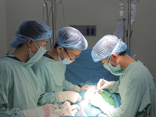 Nghệ An: Bé trai "sống" cùng khối u xơ tử cung được phẫu thuật thành công