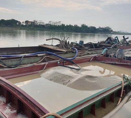 Thanh Hoá: Bắt giữ 3 tàu khai thác cát trái phép, xử phạt hơn 100 triệu đồng - Hình 1