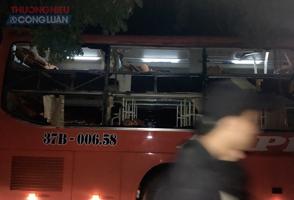 Xe khách An Phú Quý tông vào cột điện, nhiều hành khách khiếp vía - Hình 2