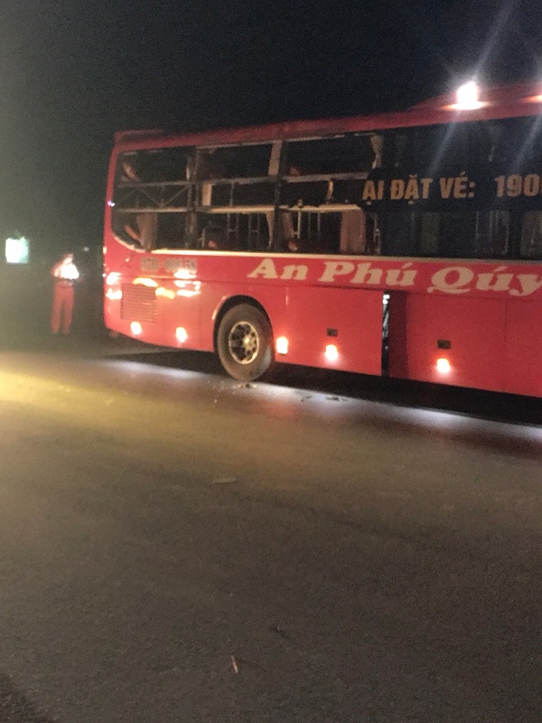 Xe khách An Phú Quý tông vào cột điện, nhiều hành khách khiếp vía