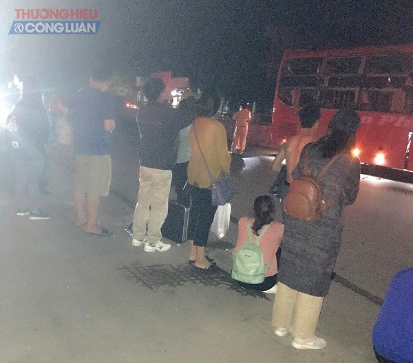 Xe khách An Phú Quý tông vào cột điện, nhiều hành khách khiếp vía - Hình 3