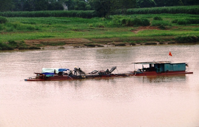 Thanh Hóa: Cát tặc đua nhau oanh tạc sông Mã, việc xử lý còn nan giải?
