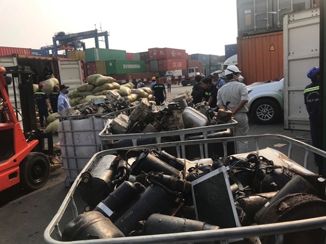 Gần 3.000 container phế liệu trong tình trạng vô chủ tại cảng Cát Lái