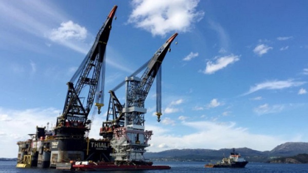 Dầu thô bị bán tháo, giá “bốc hơi” 7% một phiên