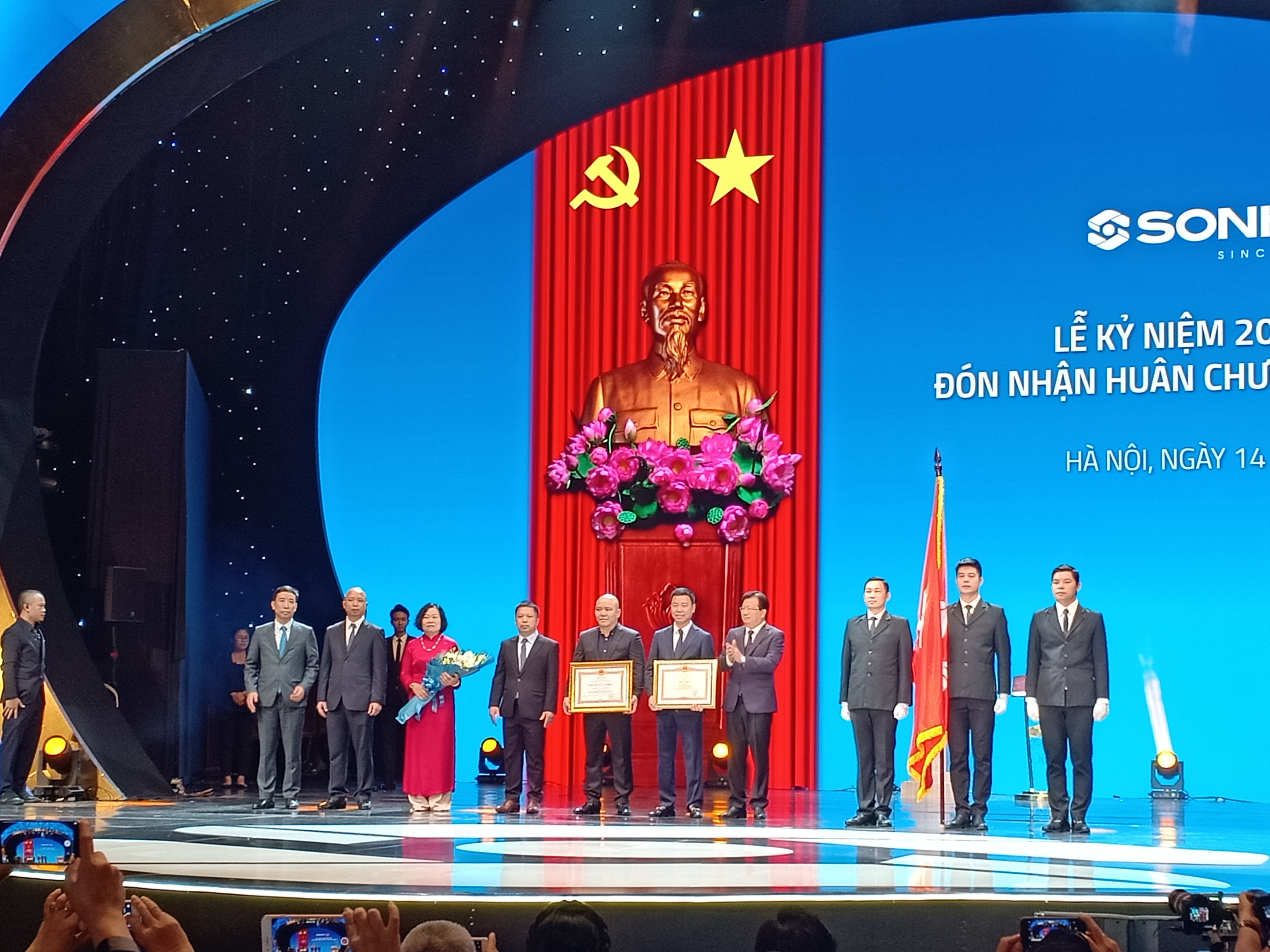 Công ty CP quốc tế Sơn Hà: Vinh dự đón nhận Huân chương lao động hạng Nhì - Hình 1