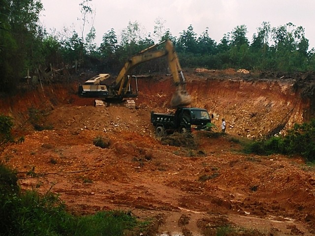 Xã Thường Nga (Can Lộc, Hà Tĩnh): Khai thác đất trái phép rầm rộ và ngang nhiên
