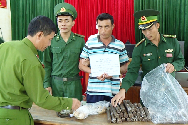 Hà Tĩnh: Bắt tàu gỗ chở… pháo lậu