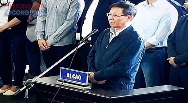 Phó Chánh án tòa Phú Thọ lý giải việc hai cựu tướng công an không bị còng tay - Hình 1