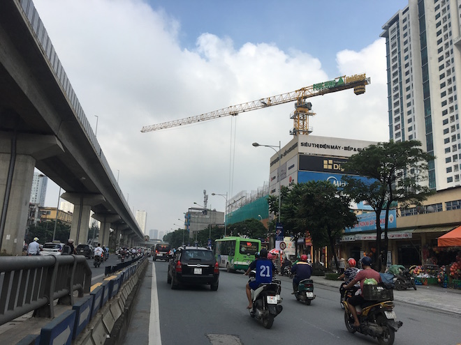 Sau nhắc nhở, Phục Hưng Holdings vẫn “vô tư” để cần cẩu trục tháp DA Gold Tower chĩa ra đường?