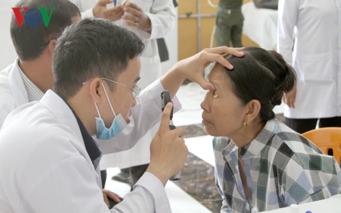 Bác sỹ Việt Nam mang ánh sáng cho bệnh nhân nghèo Campuchia - Hình 2