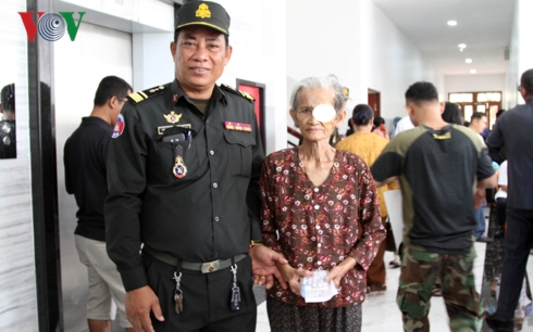 Bác sỹ Việt Nam mang ánh sáng cho bệnh nhân nghèo Campuchia - Hình 3