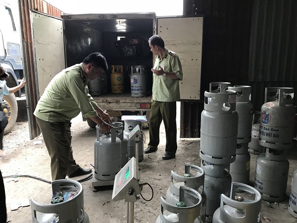 Khó xử lý triệt để hành vi kinh doanh gian lận gas?