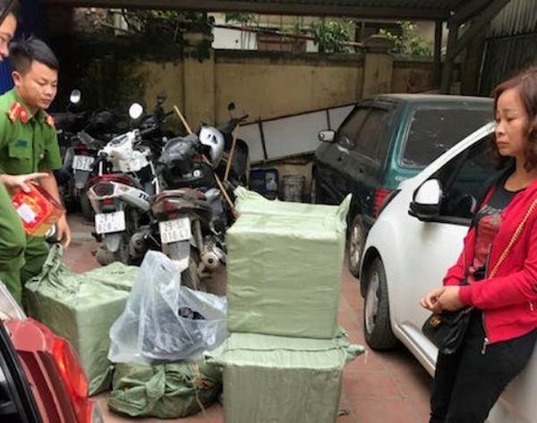 Hà Nội: Phát hiện "nữ quái" vận chuyển hơn 200 kg pháo nổ bằng xe taxi