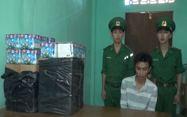 Quảng Trị: Bắt đối tượng vận chuyển 66 kg pháo hoa qua biên giới