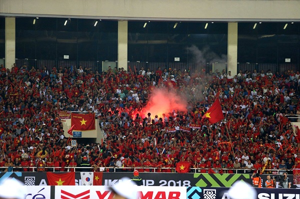 Việt Nam đối diện án phạt cực nặng vì khán giả đốt pháo sáng