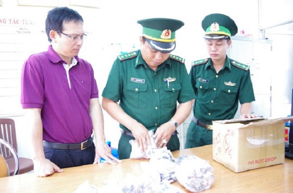 Bắt giữ lượng lớn đồng hồ lậu từ Singapore vào Việt Nam - Hình 1