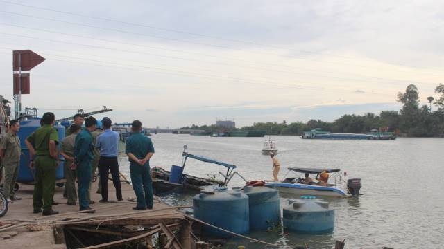 Đồng Nai: Thuyền chở hóa chất bất ngờ chìm trên sông - Hình 1