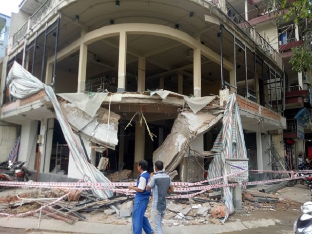 TP.HCM: Sập công trình nhà đang xây dựng, 2 người nguy kịch