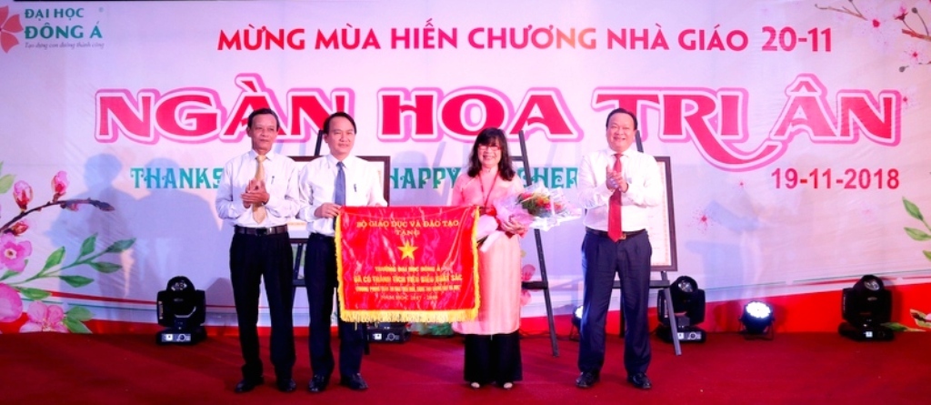 Đà Nẵng: Đại học Đông Á đón nhận Cờ thi đua của Bộ GD&ĐT