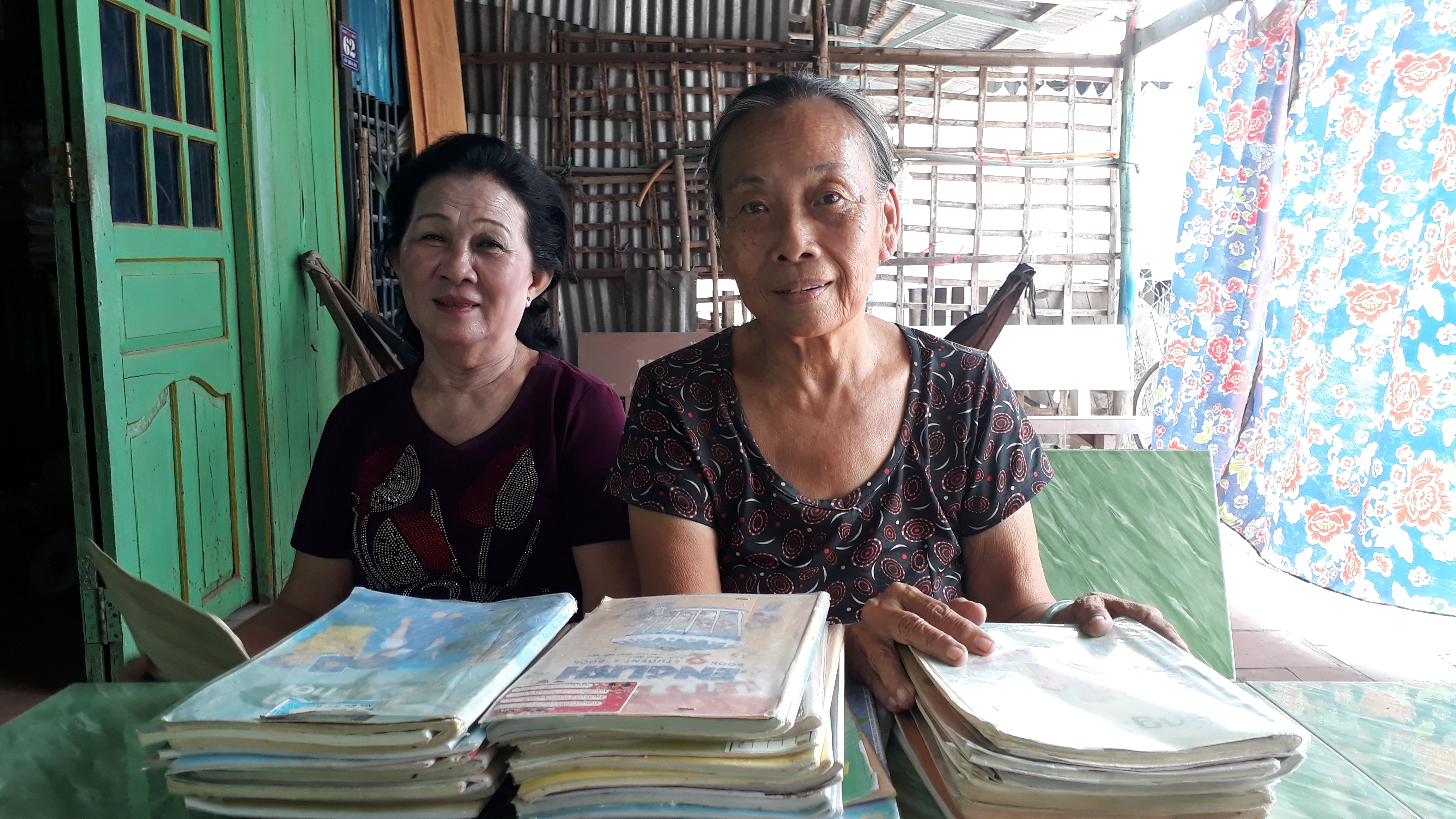 Bà lão 71 tuổi, 38 năm bán vé số kiếm tiền mua sách tặng học sinh nghèo ở An Giang - Hình 2