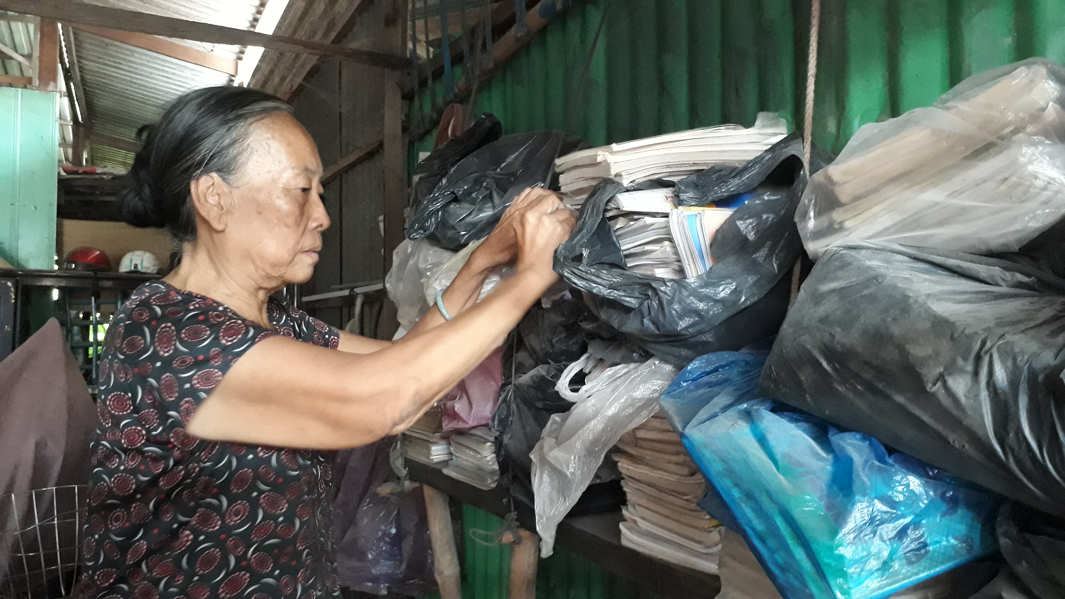 Bà lão 71 tuổi, 38 năm bán vé số kiếm tiền mua sách tặng học sinh nghèo ở An Giang - Hình 1