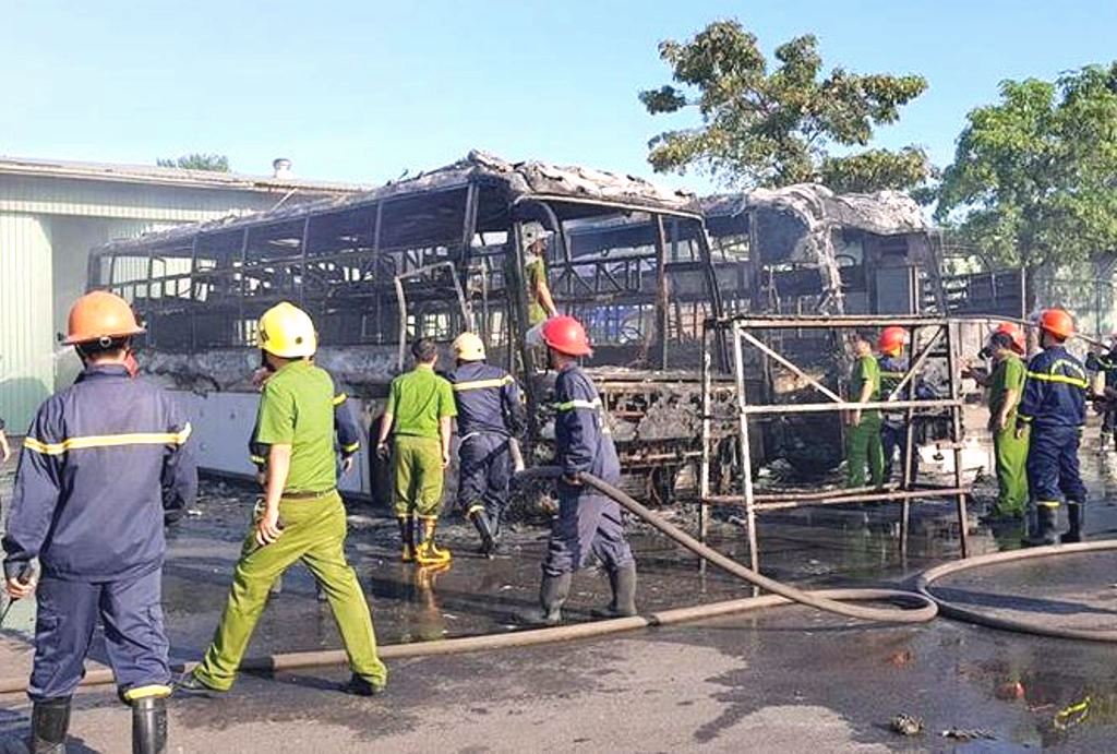 Đà Nẵng: 2 xe khách bốc cháy tại bến xe trung tâm - Hình 1