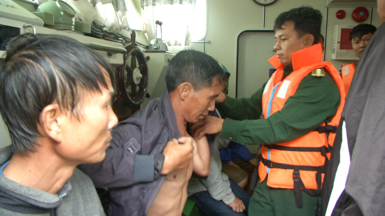 Thanh Hóa: Ứng cứu kịp thời 5 thuyền viên gặp nạn trên biển - Hình 1