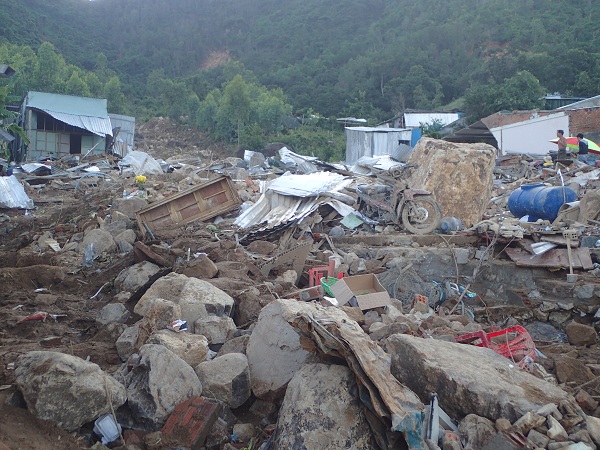Báo Thương hiệu và Công luận tham gia cứu trợ lũ lụt tại Nha Trang - Hình 1