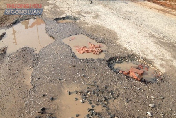 Huyện Hoài Đức (Hà Nội): Xe quá khổ, quá tải “oanh tạc” trên đường tỉnh lộ 422 - Hình 4