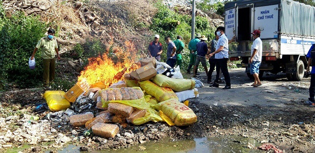 Bạc Liêu: Tiêu hủy gần 1 tấn khô gà không rõ nguồn gốc xuất xứ