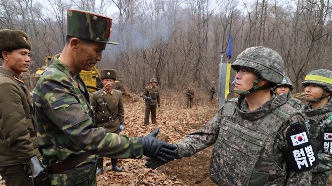 Triều Tiên cho nổ chốt gác, cải thiện quan hệ với Hàn Quốc - Hình 1