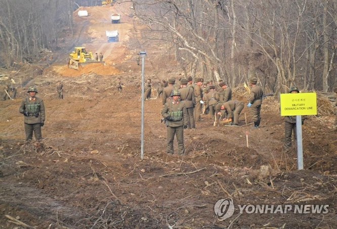 Triều Tiên cho nổ chốt gác, cải thiện quan hệ với Hàn Quốc - Hình 2