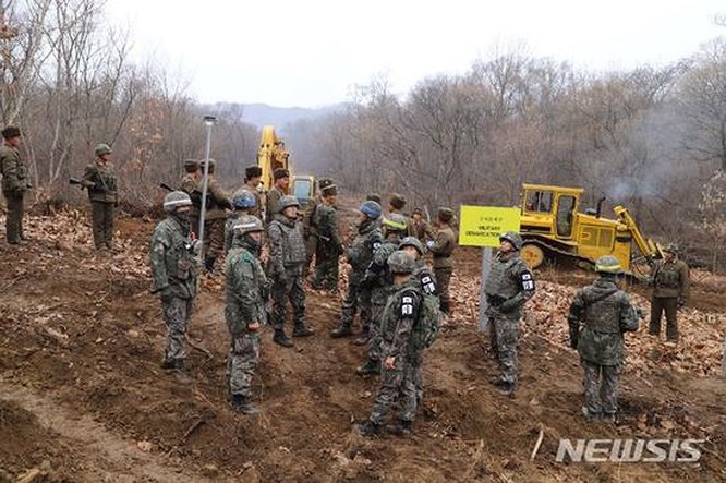 Triều Tiên cho nổ chốt gác, cải thiện quan hệ với Hàn Quốc - Hình 3