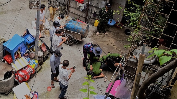 Hà Nội: Bảo vệ đồng hồ nước sạch của gia đình, ba mẹ con phải hầu tòa