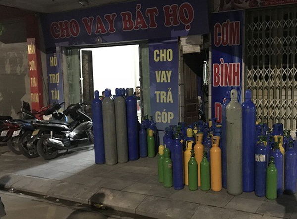 Quảng Ninh: Phát hiện hàng trăm bình chứa khí cười N20 tại cửa hàng cầm đồ - Hình 1