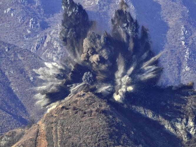 Triều Tiên cho nổ chốt gác, cải thiện quan hệ với Hàn Quốc