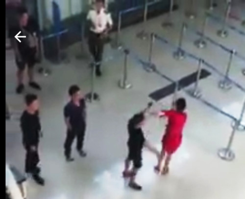 Thanh Hóa: Nữ nhân viên hàng không từ chối chụp ảnh bị nhóm thanh niên lao vào tấn công - Hình 1