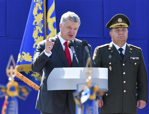 Tổng thống Ukranie Poroshenko đề xuất ban bố tình trạng chiến tranh - Hình 1