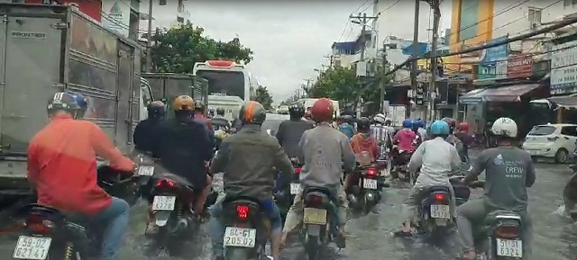Đường Sài Gòn ngập như sông: Bão đi, nước ở lại - Hình 1