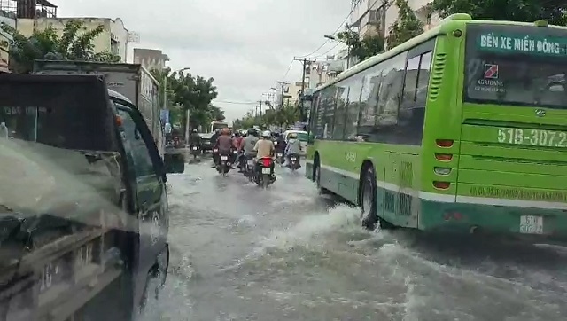 Đường Sài Gòn ngập như sông: Bão đi, nước ở lại - Hình 2